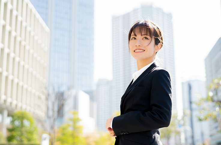 ビジネススーツを着る女性のイメージ